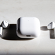 La única otra diferencia en el estuche inalámbrico es que la luz de la batería ha cambiado de sitio para que puedas ver cuándo se están cargando si están sobre una base de carga inalámbrica.
Foto: Adam Clark Estes (Gizmodo)